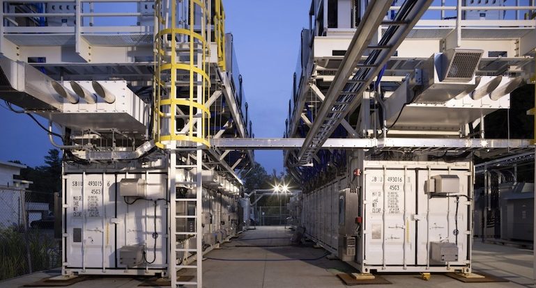 Foto des Experiment-Aufbaus von Microsoft, bei dem Wasserstoffbrennzellen in Containern für die Stromversorgung eines Rechenzentrums genutzt werden