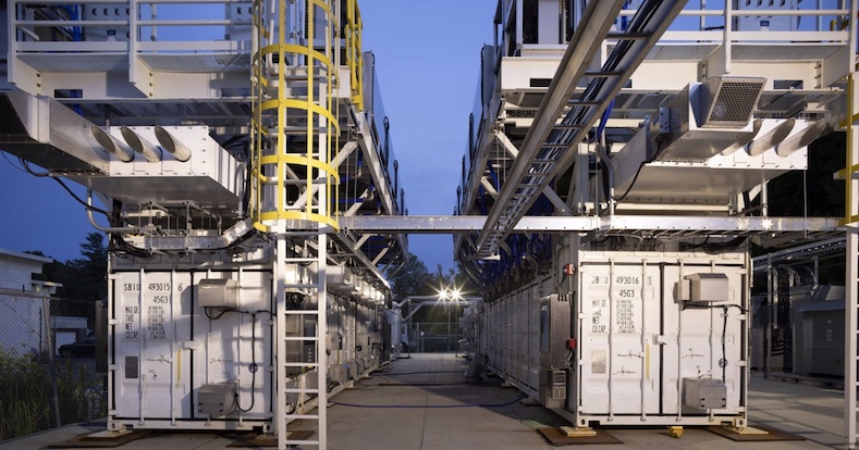 Foto des Experiment-Aufbaus von Microsoft, bei dem Wasserstoffbrennzellen in Containern für die Stromversorgung eines Rechenzentrums genutzt werden