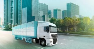 Ein LKW mit einer Kühltransporteinheit, einem eingebauten Überwachungsgerät zur Übermittelung von Echtzeitdaten zur Temperatur und dem Zustand der Fracht.