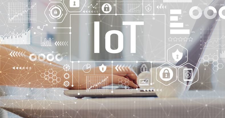 Eine Person tippt auf einem Laptop, darüber der Schriftzug „IoT“ sowie verschiedene Symbole zum Thema Cybersicherheit