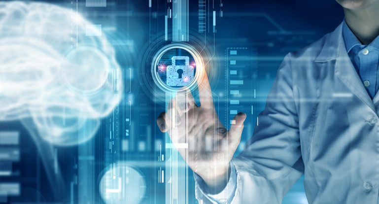 Eine Person in einem Arztkittel macht eine Handbewegung, als würde sie auf einen Button mit einem stilisierten Schloss drücken.