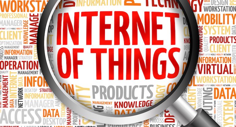 Palavra internet da coisas lida com lupa