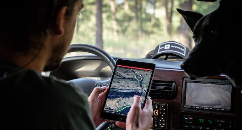 Homem usando GPS off-road