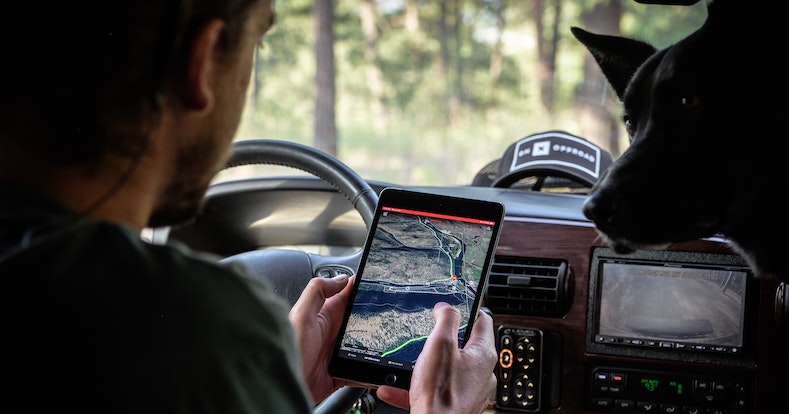Homem usando GPS off-road